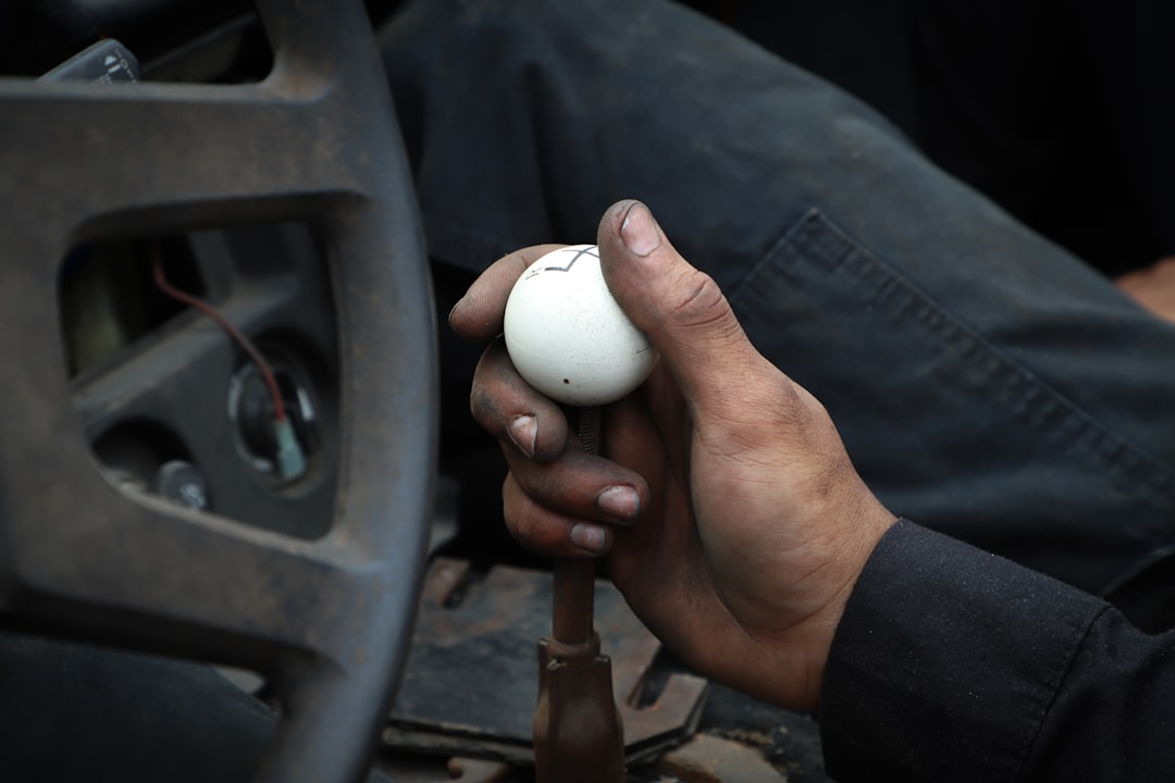 Détail de polissage sur carrosserie noire
